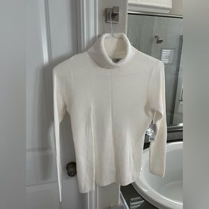 Women’s cream turtleneck - medium new with tags